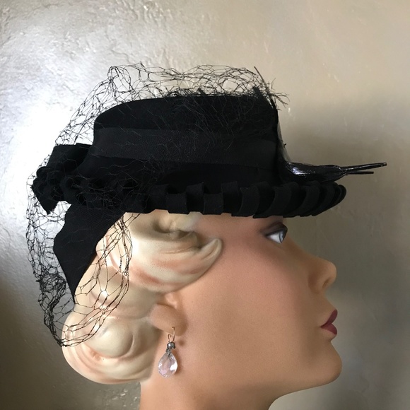 RARE 1930s' BLACK FELT TILT HAT WITH 2 LACQUERED "BIRDS", STRAP & LARGE. VEIL - Picture 12 of 16